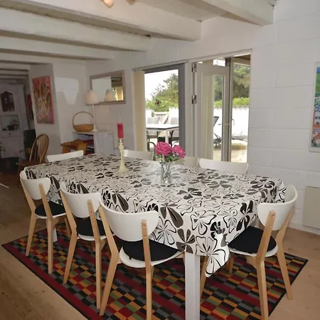 Holiday home Stunning In With Kitchen